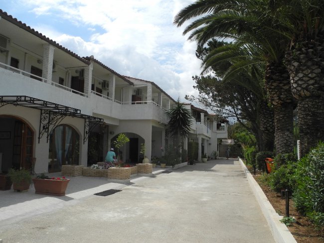 Längliches, niedriges Hauptwohngebäude