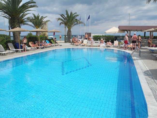 Blick über den Pool - Hotel Roda Garden Village - Roda Blick über den Pool