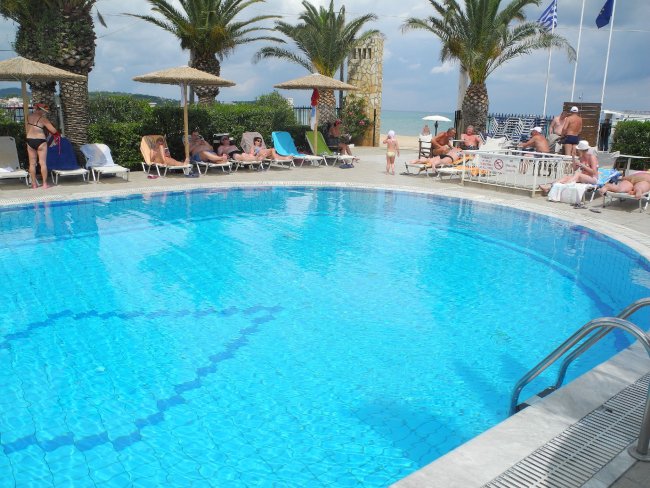 Liegen am Pool - Hotel Roda Garden Village - Roda Liegen am Pool