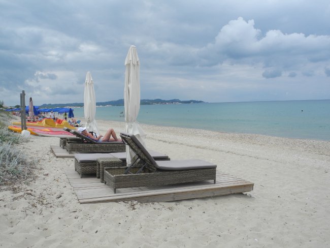 Heller, mit Kieseln durchsetzter Strand - Hotel Gelina Village - Acharavi Heller, mit Kieseln durchsetzter Strand