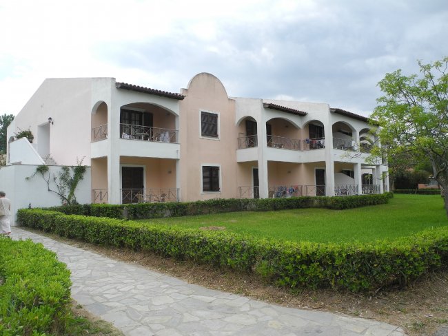 Mehrere solcher Gebäude - Hotel Gelina Village - Acharavi Mehrere solcher Gebäude