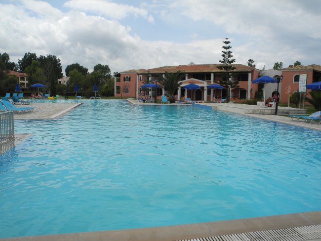 Blick über den Pool - Hotel Gelina Village - Acharavi Blick über den Pool