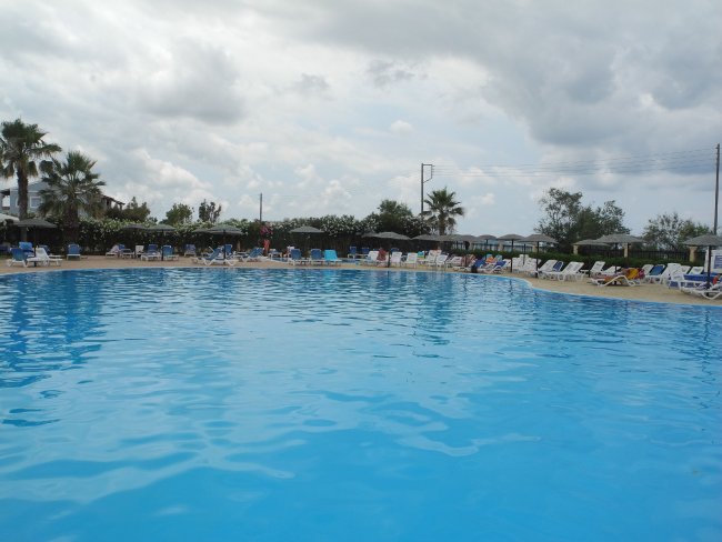 Blick über den Pool - Hotel Cyprotel Almyros Natura - Acharavi Blick über den Pool