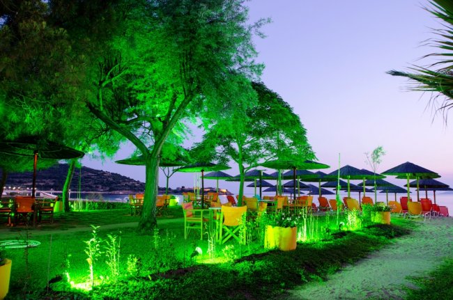 Toll beleuchteter Garten - Sunset Studios - Toroni Toll beleuchteter Garten