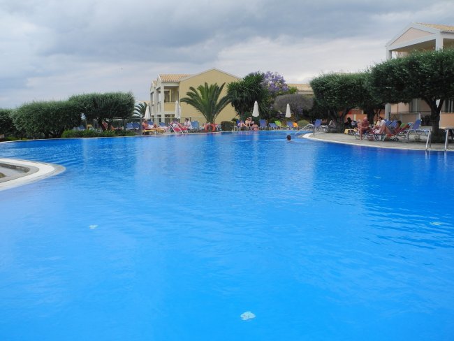 Blick über den Pool - Hotel Mareblue Beach - Agios Spyridon Blick über den Pool