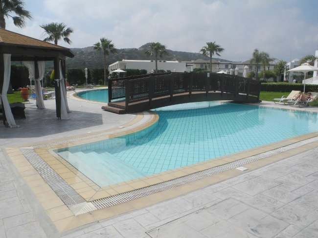 Brücke über den Pool - Hotel Lakitira Suites - Kardamena Brücke über den Pool