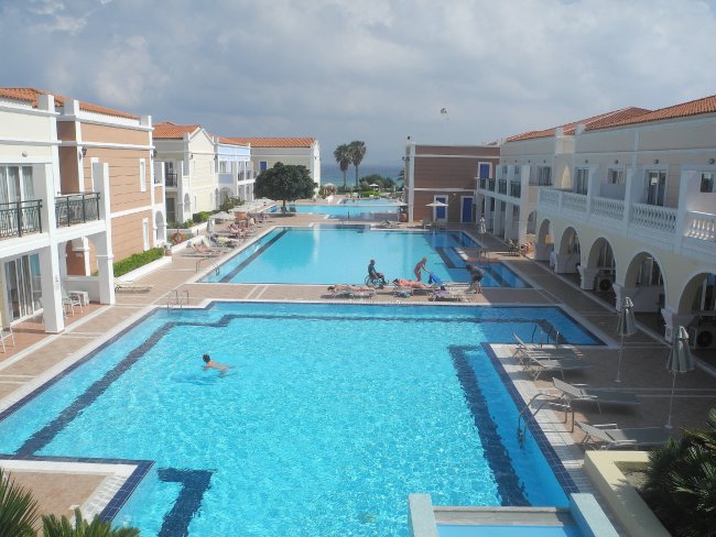 Langgestreckte Poollandschaft