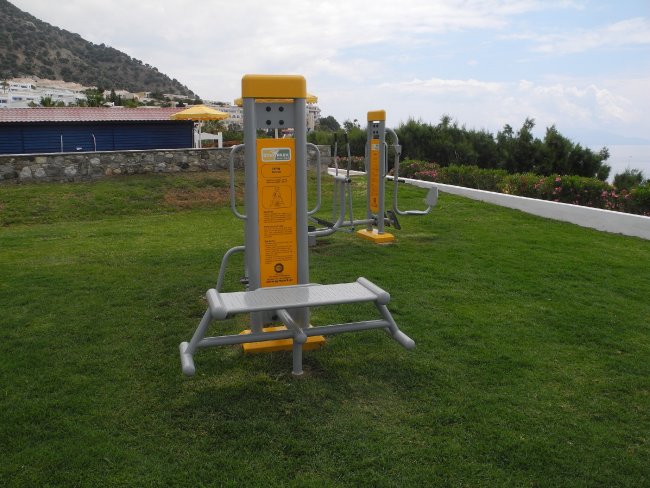 Fitnessgeräte im Garten - Hotel Mitsis Family Village - Kardamena Fitnessgeräte im Garten