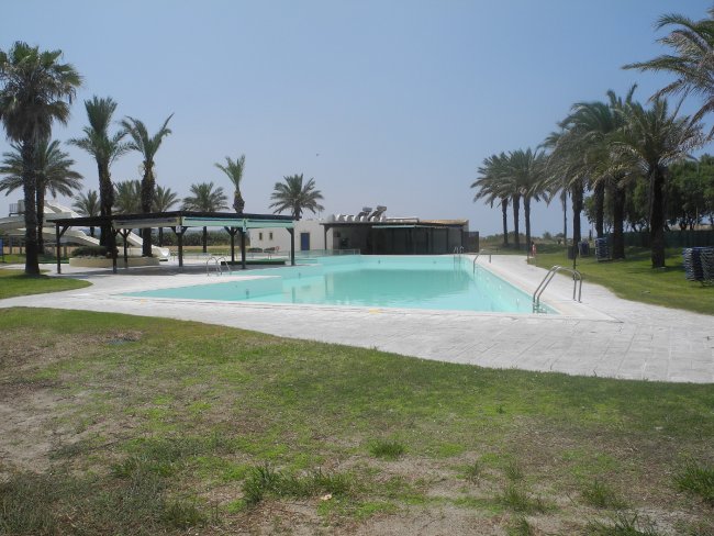 Pool und Hotel