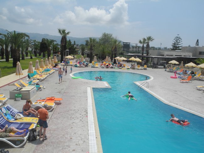 Blick über einen der Pools - Hotel Atlantica Holiday Village - Marmari Blick über einen der Pools