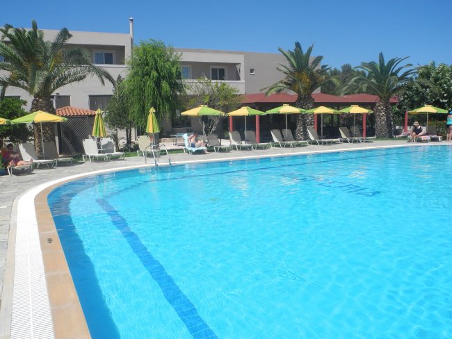 Übersichtlicher Poolbereich - Hotel Esperia - Marmari Übersichtlicher Poolbereich