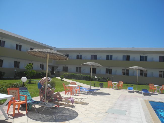 Liegen am Pool - Hotel Pyli Bay & Garden - Marmari Liegen am Pool