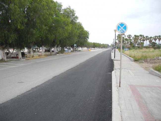 Lage etwas zurückgezogen von der Küstenstraße - Hotel Tigkaki Beach - Tigaki Lage etwas zurückgezogen von der Küstenstraße