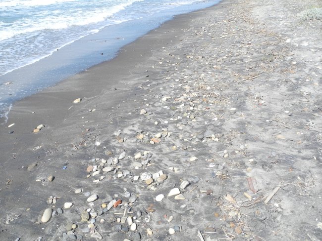 Grauer Sand mit vielen Steinen - Hotel Diamond Deluxe - Lambi Grauer Sand mit vielen Steinen