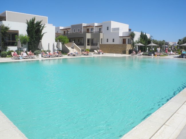 Blick über den Pool - Hotel Pelagos Suites - Lambi Blick über den Pool