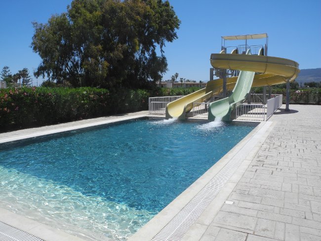 Eigener Rutschenpool - Hotel Pelagos Suites - Lambi Eigener Rutschenpool