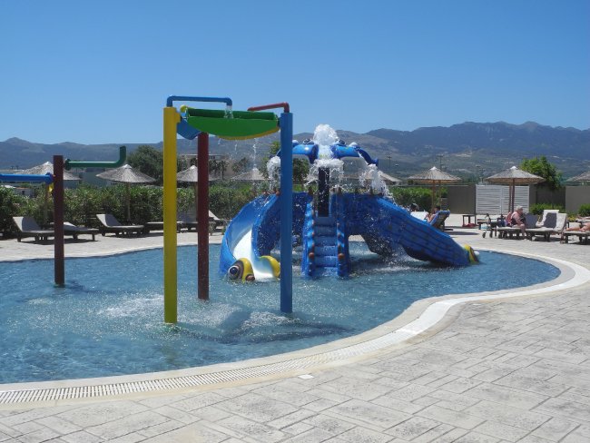 Kinderpool mit Spielgerät - Hotel Pelagos Suites - Lambi Kinderpool mit Spielgerät