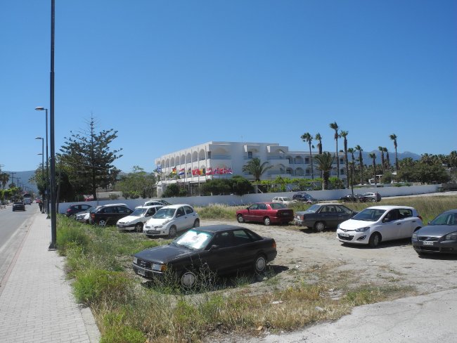 Parkplatz neben dem Hotel - Hotel Smartline More Meni Cosmopolitan - Lambi Parkplatz neben dem Hotel