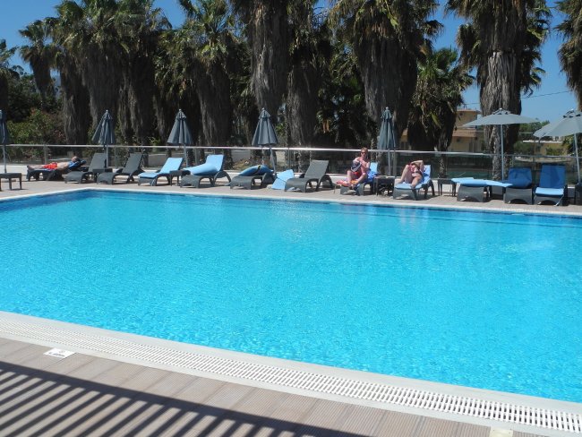 Liegen am Pool - Hotel Smartline More Meni Cosmopolitan - Lambi Liegen am Pool