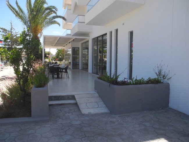 Außenbereich der Hotelbar - Hotel Smartline More Meni Cosmopolitan - Lambi Außenbereich der Hotelbar