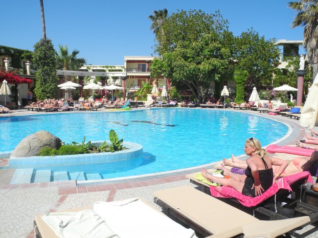 Schwimmbecken - Hotel Apollon - Lambi Schwimmbecken