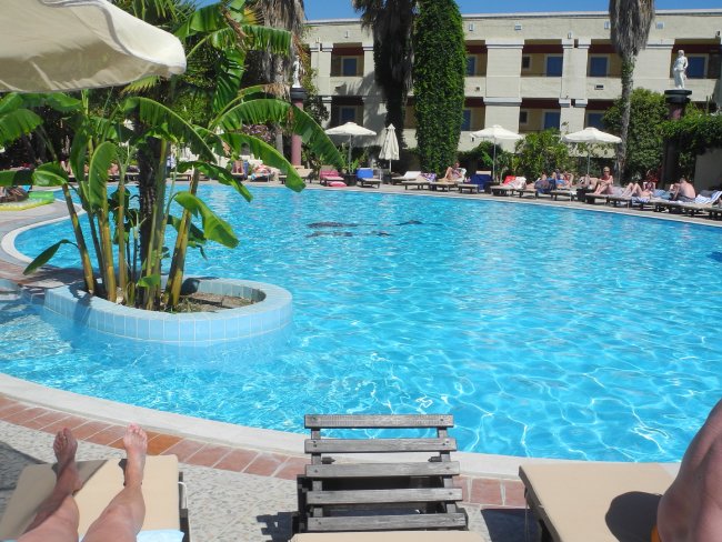 Blick über den Pool - Hotel Apollon - Lambi Blick über den Pool