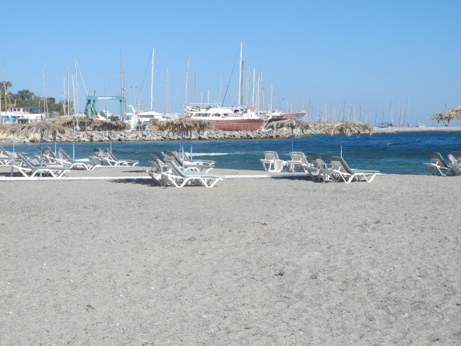 Sandstrand geschützt vor Wellen - Hotel Continental Palace - Kos Stadt Sandstrand geschützt vor Wellen