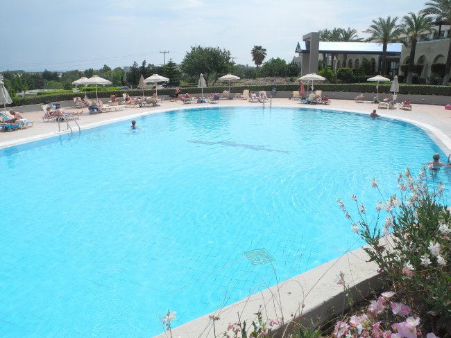 Blick über einen der Pools - Hotel Kipriotis Panorama & Suites - Psalidi Blick über einen der Pools