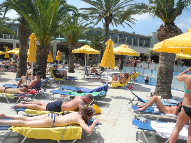 Enger Liegenbereich - Hotel smartline Kipriotis Hippocrates - Psalidi Enger Liegenbereich