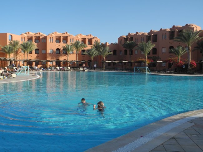 Gebäude am Pool