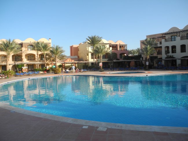 Liegen und Schirme am Pool