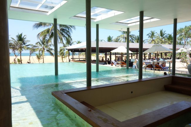 Zweiter Pool mit überdachtem Bereich - Hotel Goldi Sands - Negombo Zweiter Pool mit überdachtem Bereich
