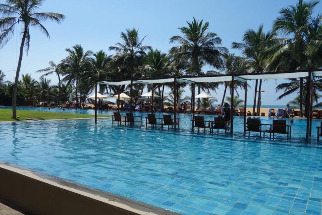 Sitzbänke im Pool - Hotel Jetwing Blue - Negombo Sitzbänke im Pool