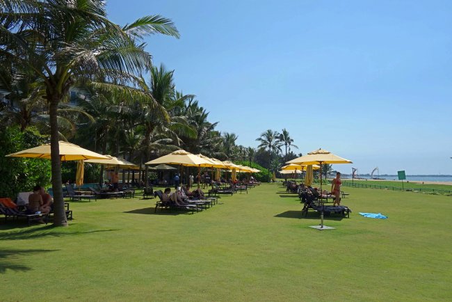 Große Rasenfläche - Hotel Heritance Negombo - Negombo Große Rasenfläche