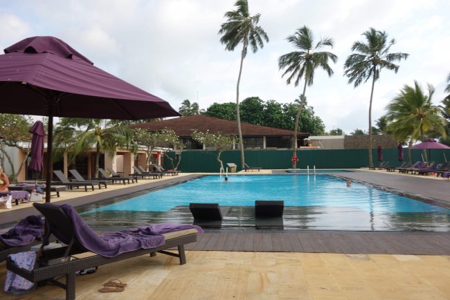 Blick über den Pool - Hotel Avani Kalutara Resort - Kalutara Blick über den Pool
