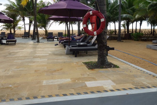 Poolterrasse mit Meerblick - Hotel Avani Kalutara Resort - Kalutara Poolterrasse mit Meerblick