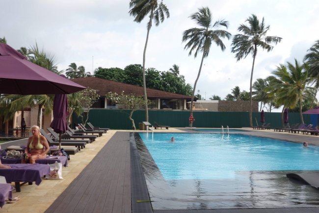 Blick über den Pool - Hotel Avani Kalutara Resort - Kalutara Blick über den Pool