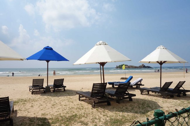 Wenige hoteleigene Strandliegen - Hotel Cooee The Palms - Bentota Wenige hoteleigene Strandliegen