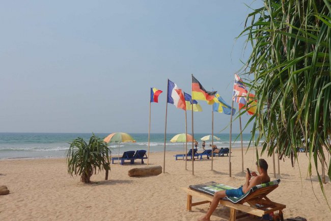 Flaggen am Strand - Hotel Avani Bentota Resort & Spa - Bentota Flaggen am Strand