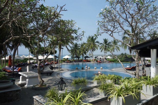 Blick über den Pool - Hotel Vivanta By Taj Bentota - Bentota Blick über den Pool