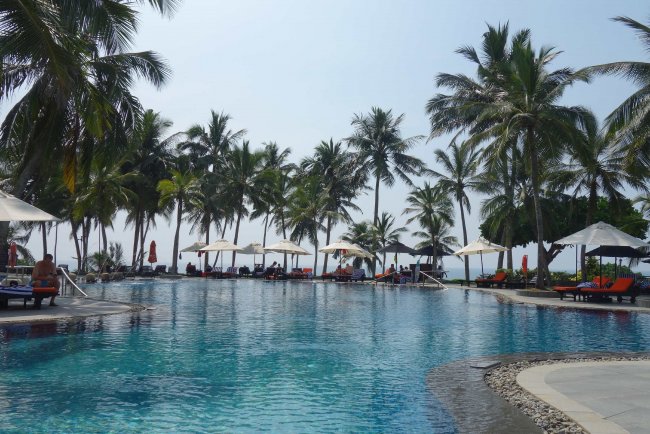 Blick über den Pool - Hotel Vivanta By Taj Bentota - Bentota Blick über den Pool