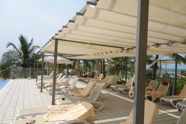 Liegen unter festen Sonnendächern - Hotel Riu Sri Lanka - Ahungalla Liegen unter festen Sonnendächern