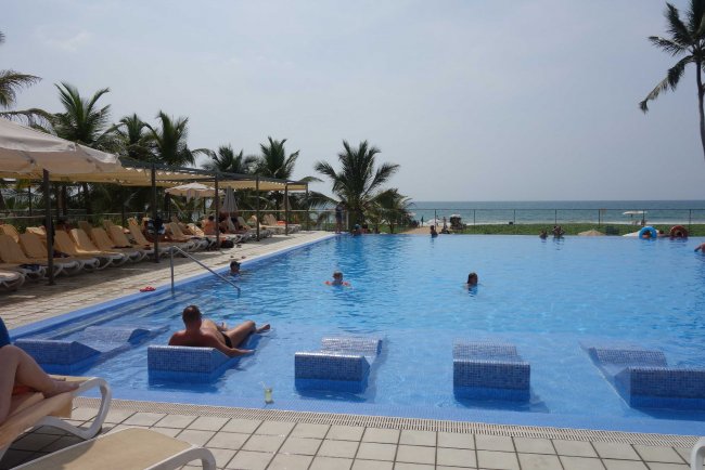 Liegen im kühlen Nass - Hotel Riu Sri Lanka - Ahungalla Liegen im kühlen Nass