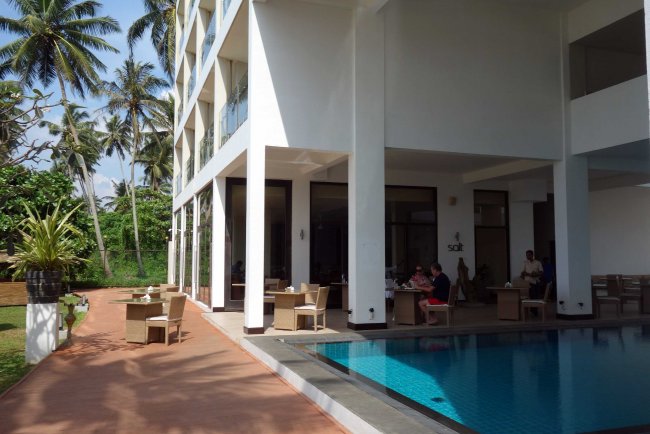 Sitzbereich neben dem Pool - Hotel Shinagawa Beach - Ahungalla Sitzbereich neben dem Pool