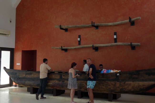 Boot als Rezeptionstheke - Hotel Shinagawa Beach - Ahungalla Boot als Rezeptionstheke