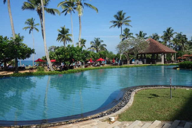 Blick über den Pool - Hotel HikkaTranz by Cinnamon - Hikkaduwa Blick über den Pool