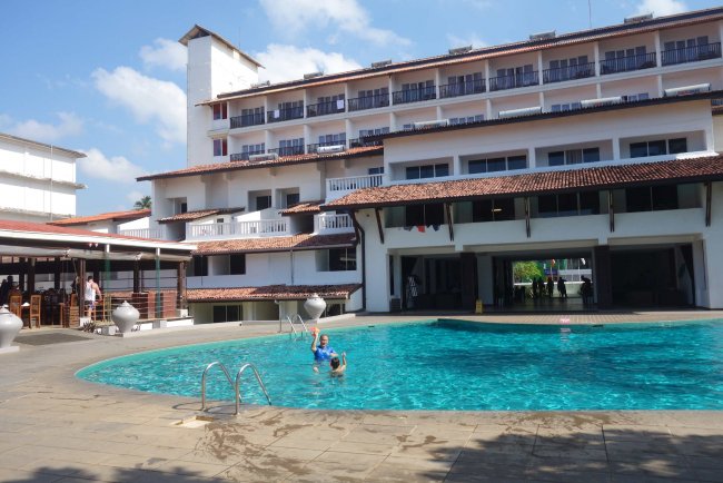 Gebäude und Pool - Hotel Citrus Hikkaduwa - Hikkaduwa Gebäude und Pool