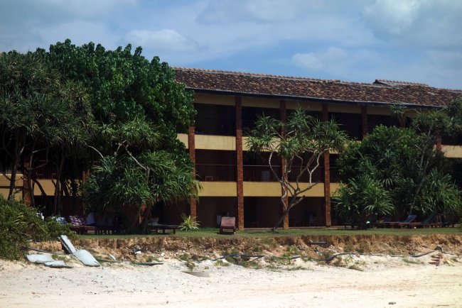 Garten etwas höher - Hotel The Long Beach Resort - Koggala Garten etwas höher