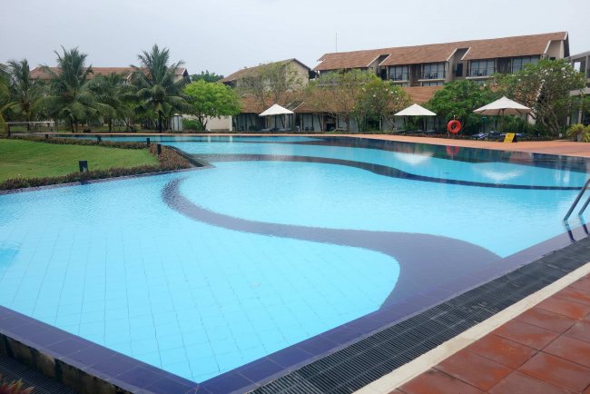 Großer Pool - Hotel The Calm Resort & Spa - Pasikuda Großer Pool