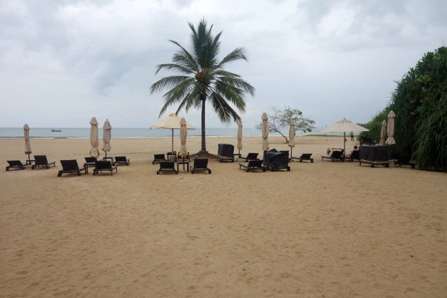 Hoteleigene Liegen am Strand - Hotel Uga Bay by Uga Escapes - Pasikuda Hoteleigene Liegen am Strand